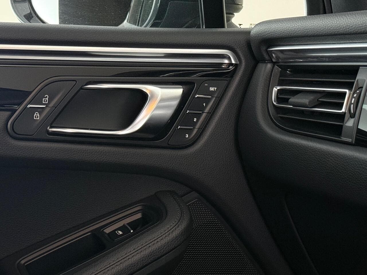 Porsche Macan thumbnail Misc Controls
