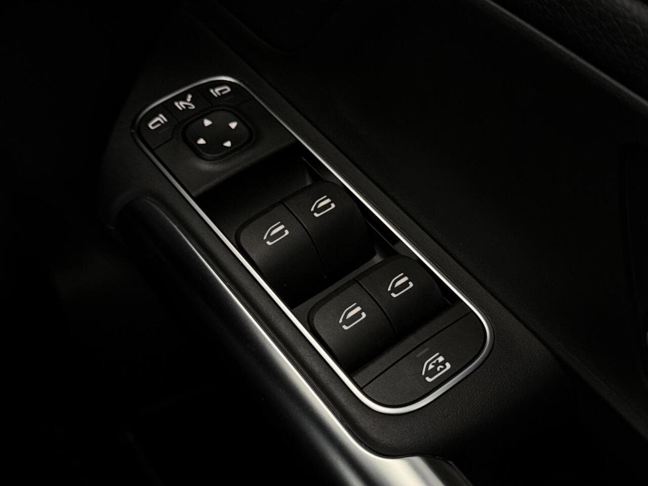 Mercedes-Benz GLA thumbnail Misc Controls