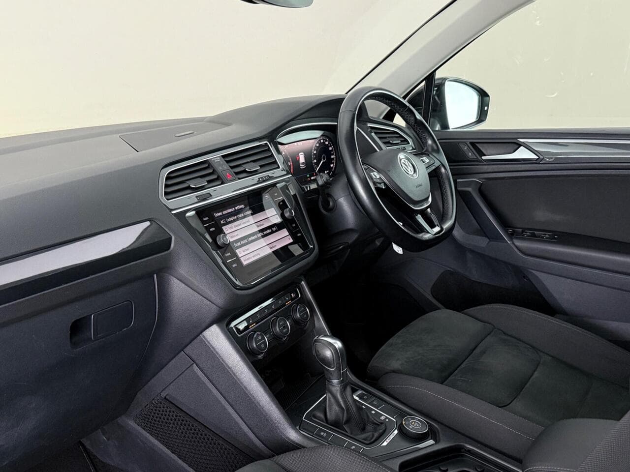 Volkswagen Tiguan thumbnail Interior Front