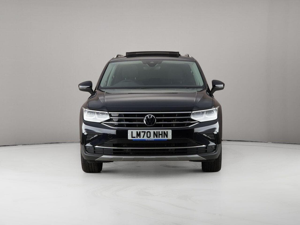 Volkswagen Tiguan thumbnail Front