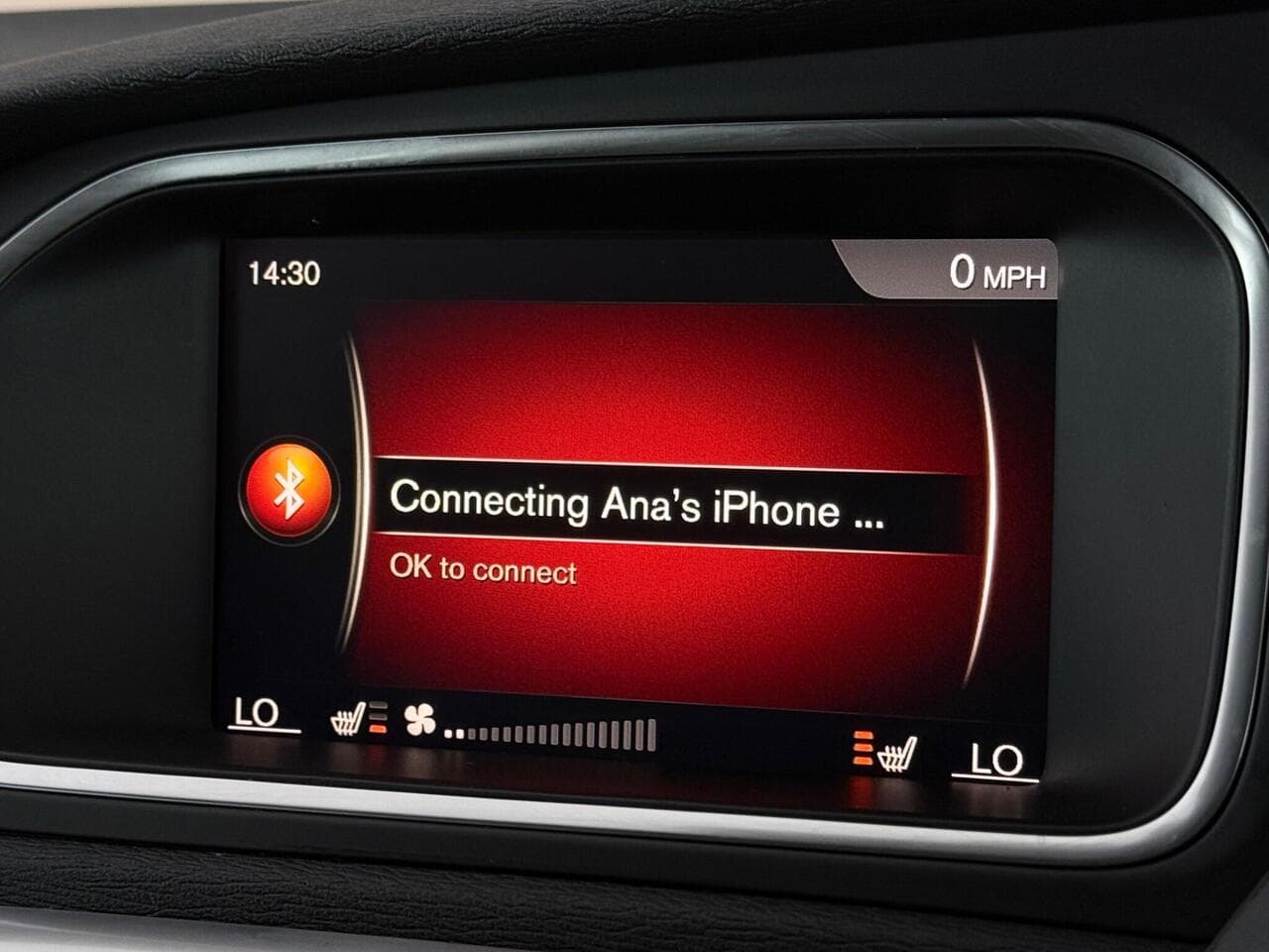 Volvo V40 Cross Country thumbnail Infotainment System