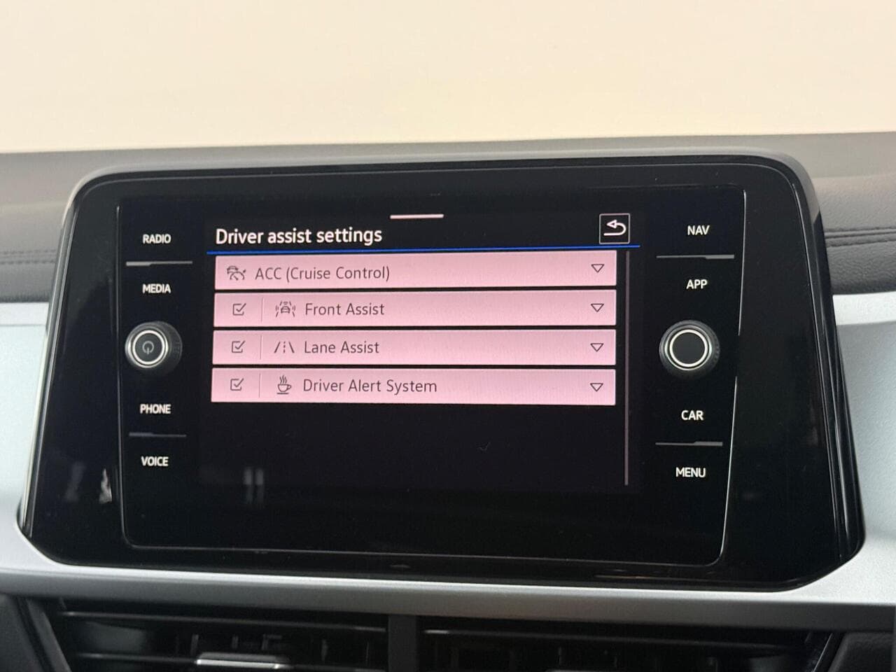 Volkswagen T-Roc thumbnail Infotainment System