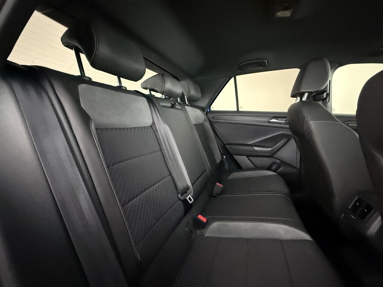 Volkswagen T-Roc thumbnail Seats Rear