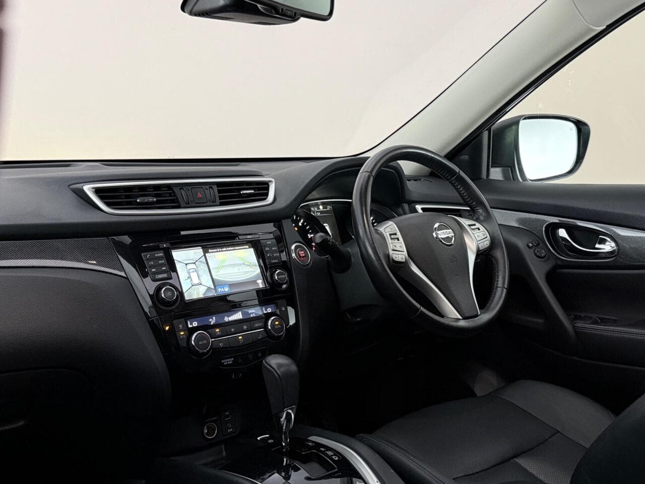 Nissan X-Trail thumbnail Interior Front