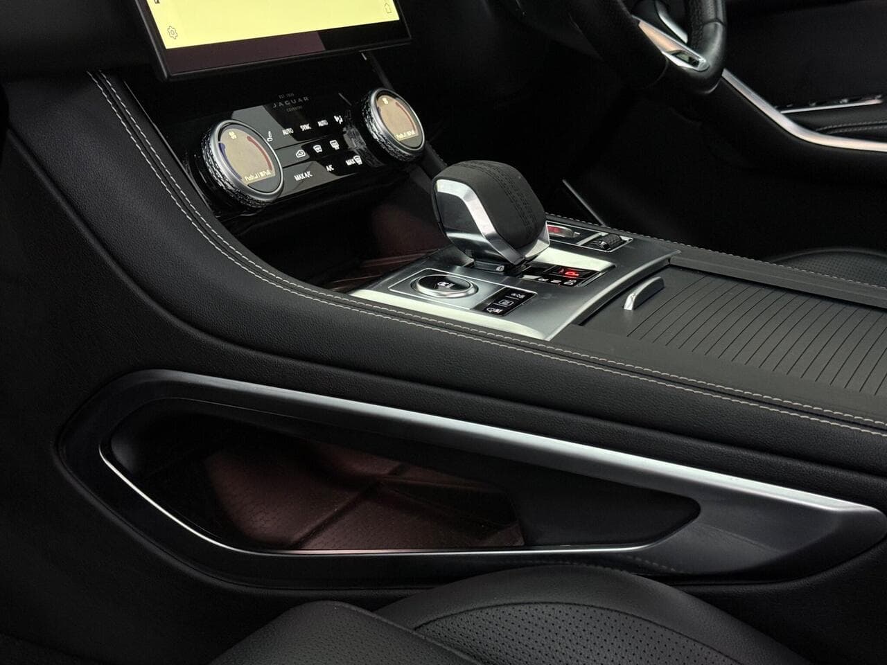 Jaguar F-PACE thumbnail Interior Front