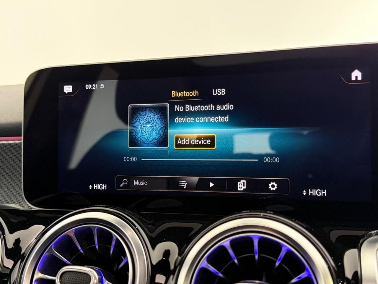Mercedes-Benz GLB thumbnail Infotainment System