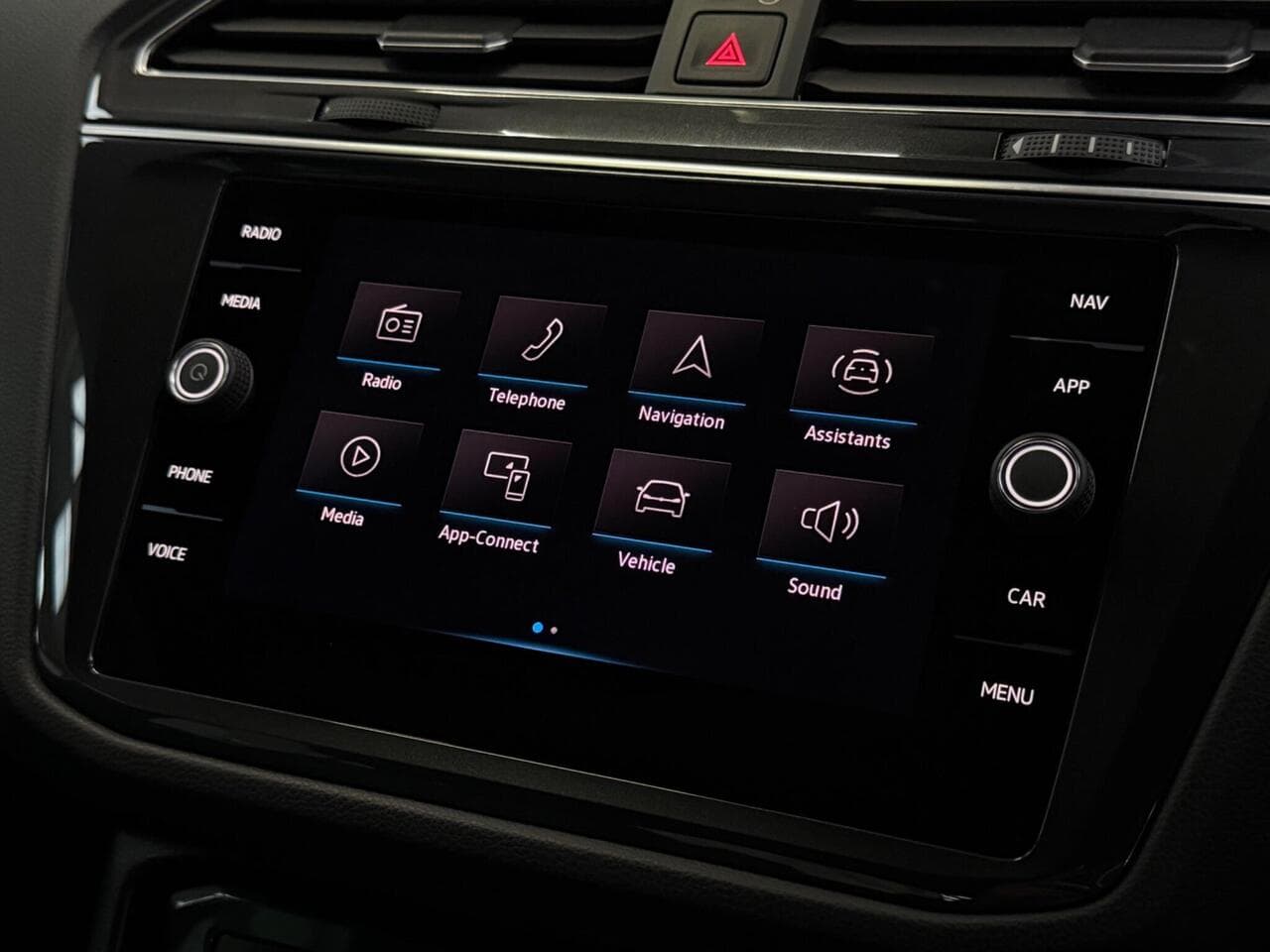Volkswagen Tiguan thumbnail Infotainment System