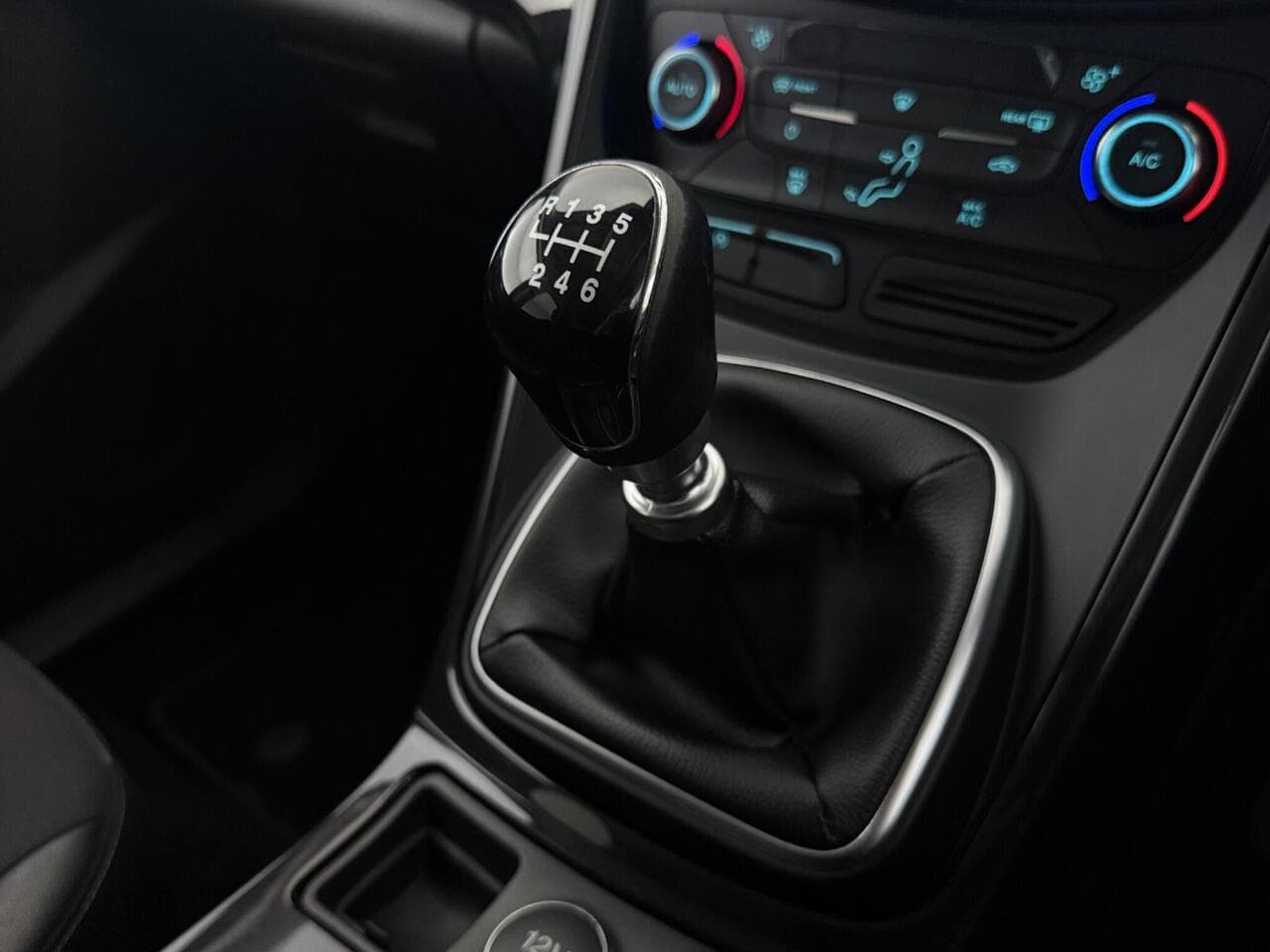 Ford Kuga thumbnail Interior Front