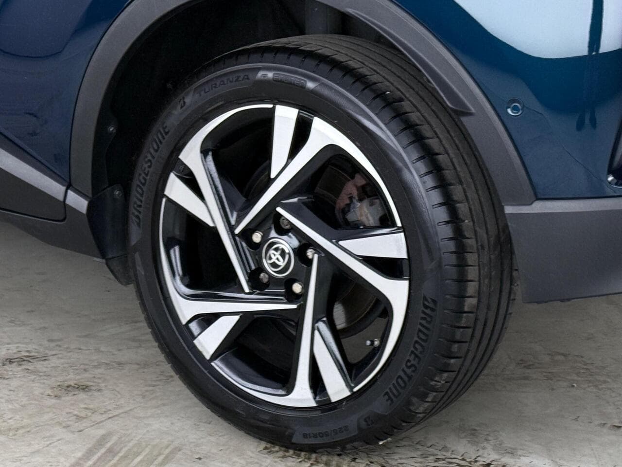 Toyota C-HR thumbnail Wheel