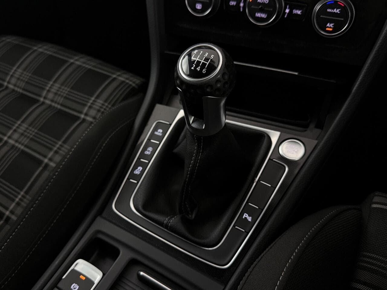 Volkswagen Golf thumbnail Interior Front