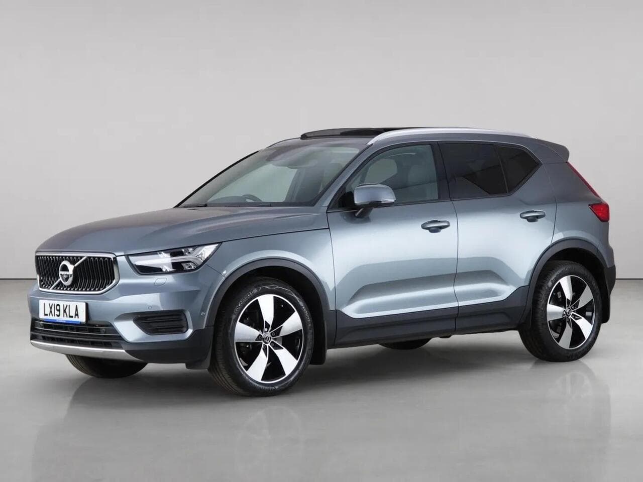 Volvo XC40 thumbnail Front Left
