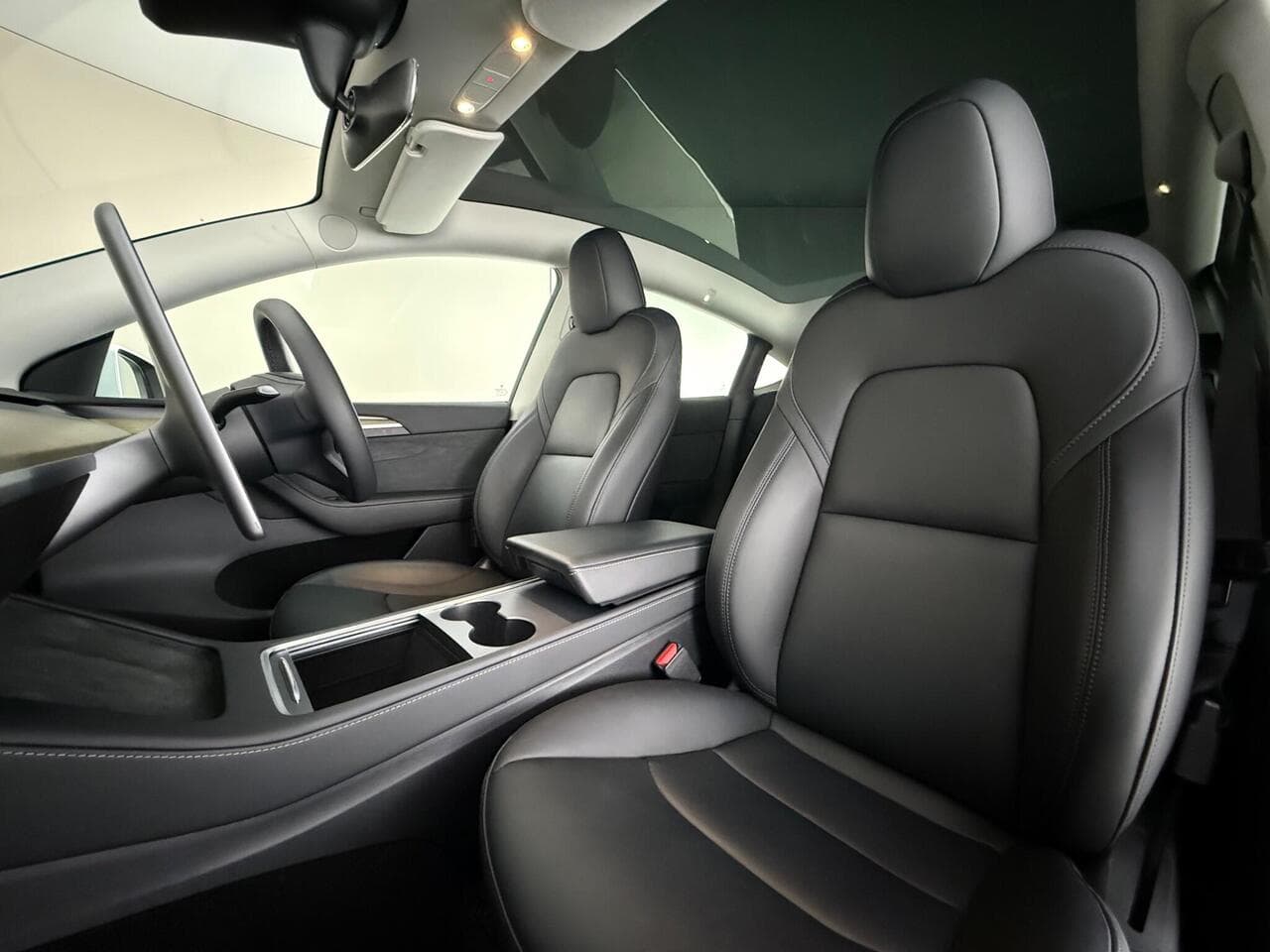 Tesla Model Y thumbnail Seat Front Passenger