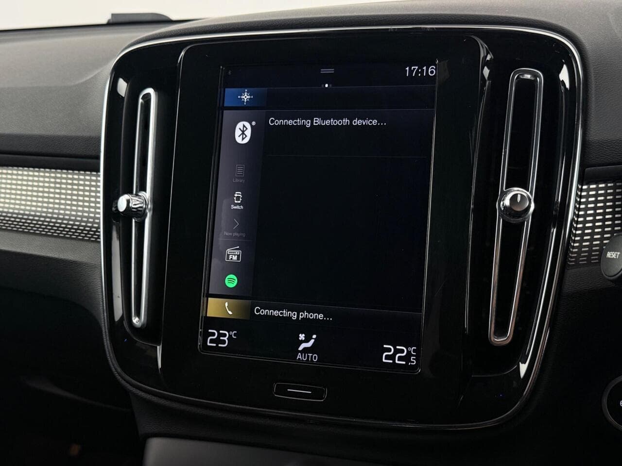 Volvo XC40 thumbnail Infotainment System