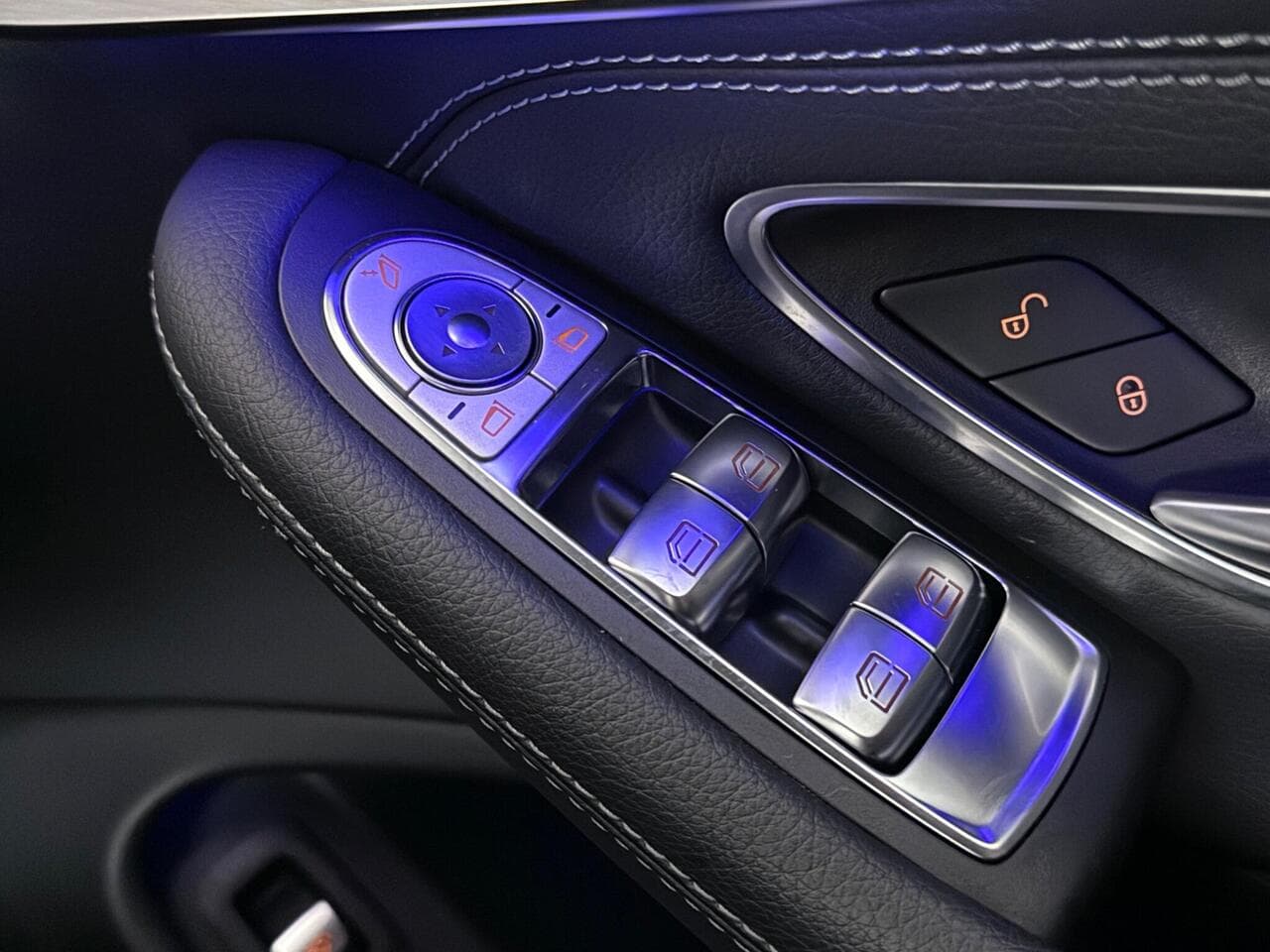 Mercedes-Benz C Class thumbnail Door Interior