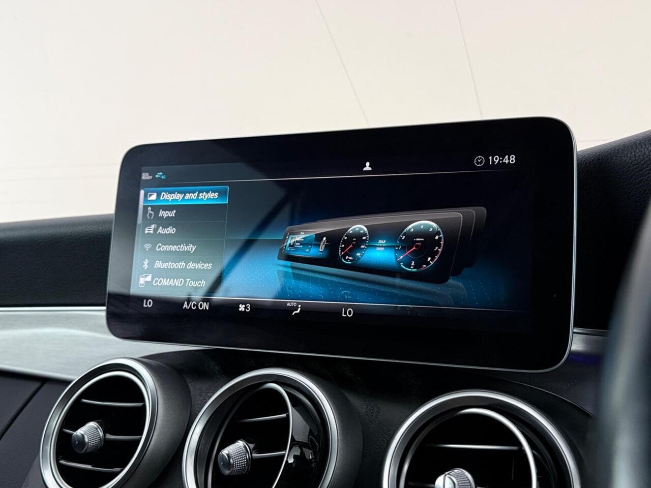 Mercedes-Benz C Class thumbnail Infotainment System
