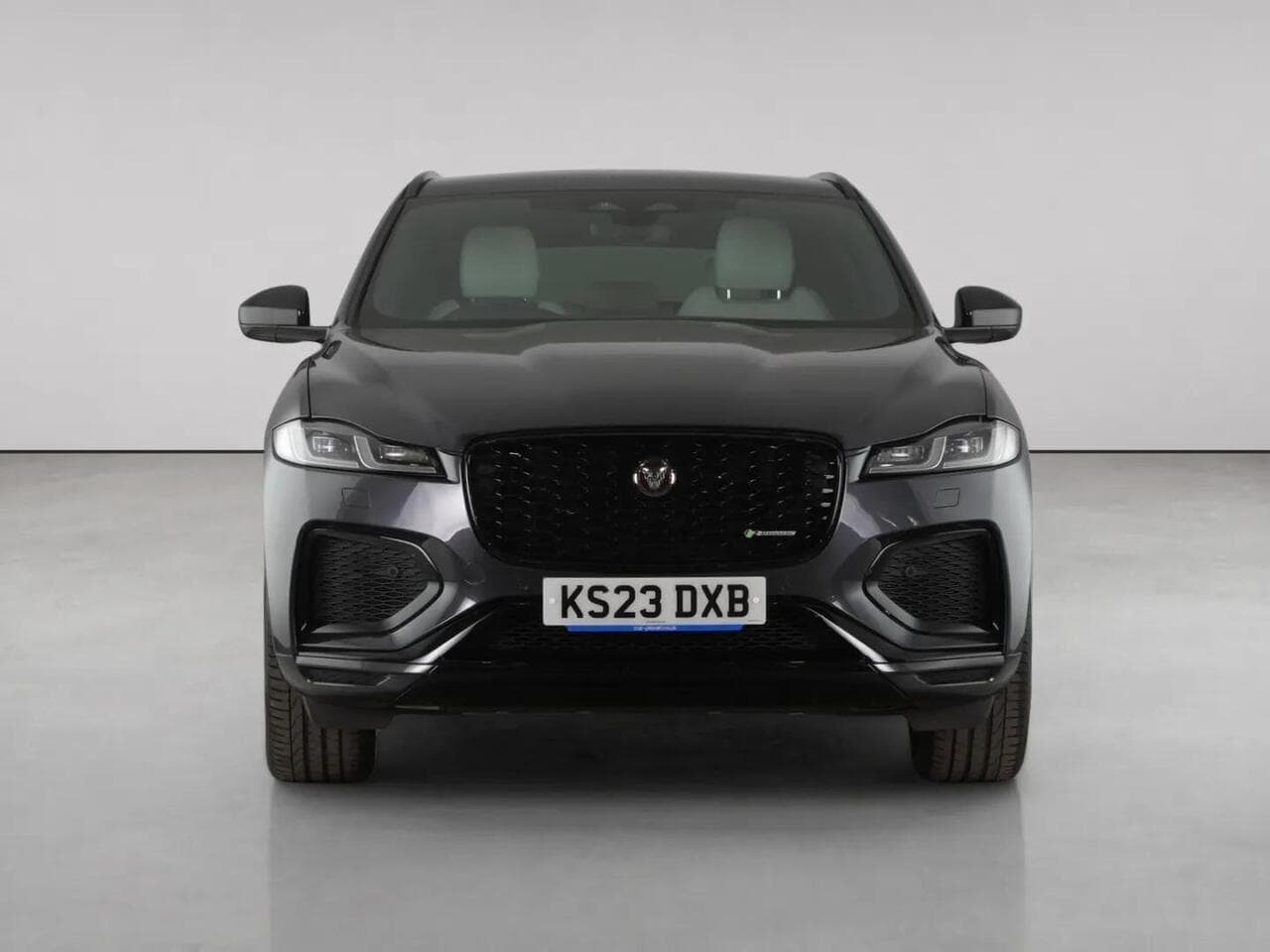 Jaguar F-PACE thumbnail Front