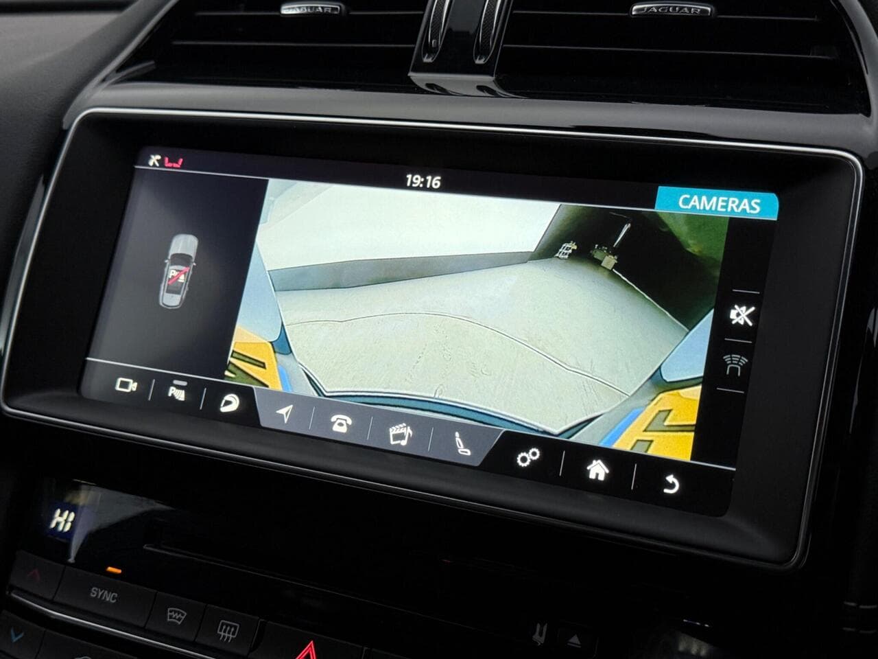 Jaguar F-PACE thumbnail Infotainment System