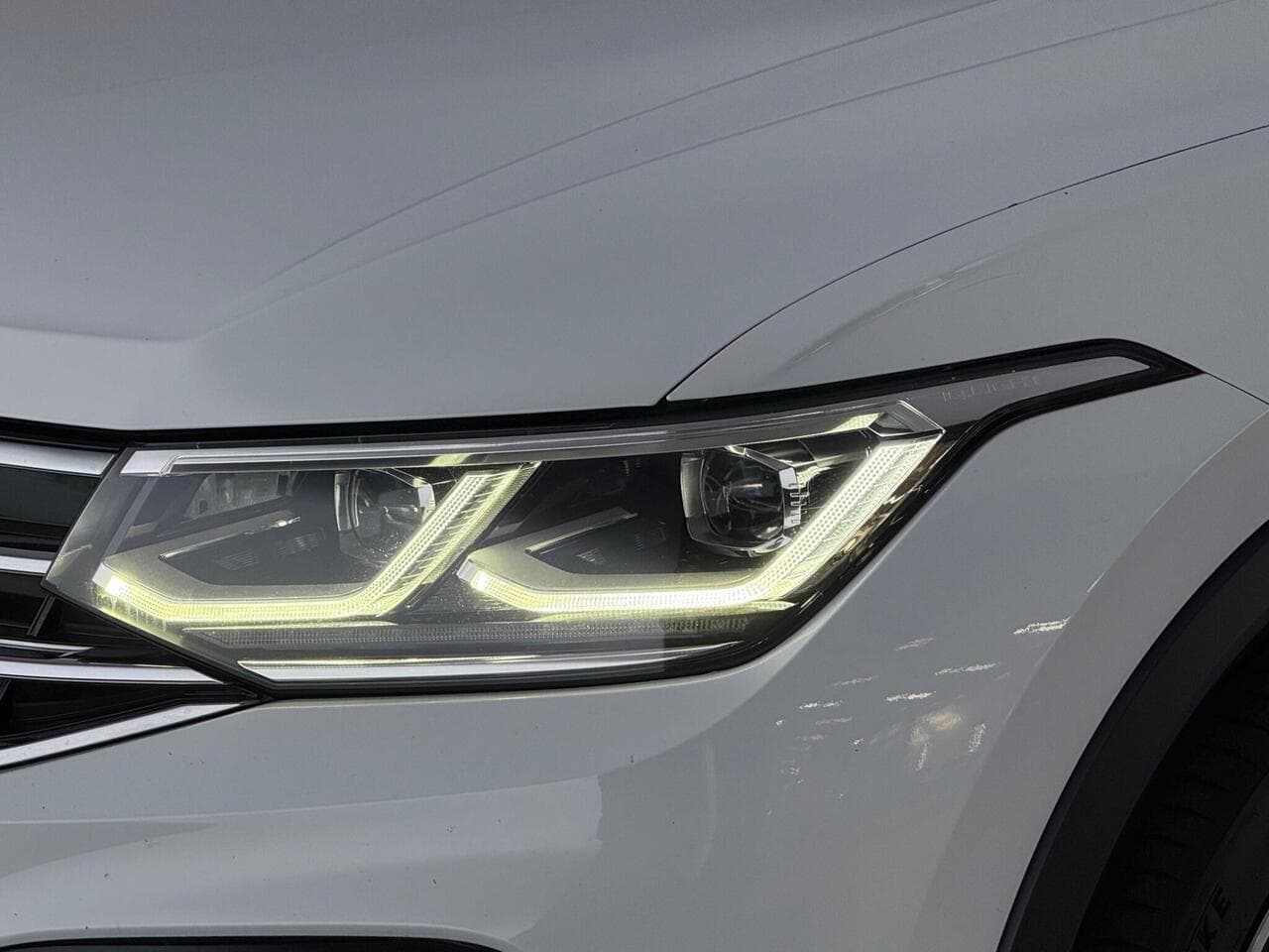 Volkswagen Tiguan thumbnail Lights Front