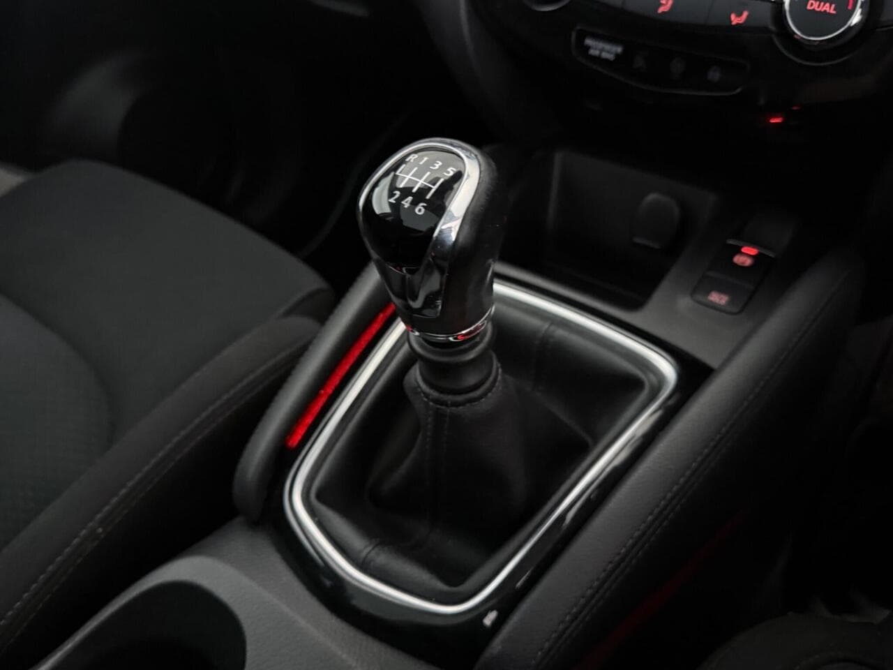 Nissan Qashqai thumbnail Interior Front