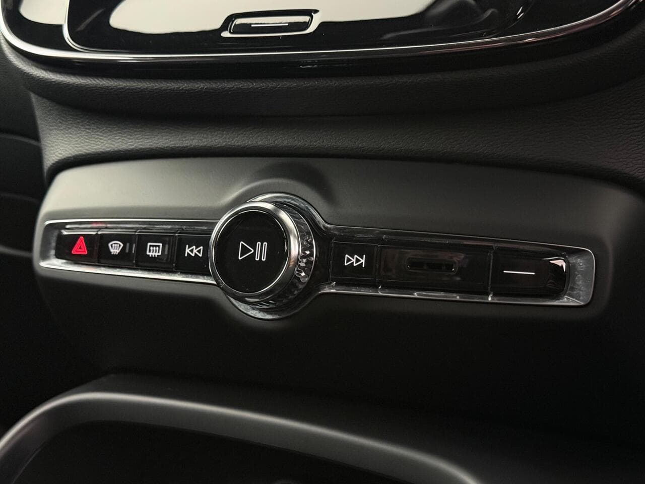 Volvo XC40 thumbnail Misc Controls