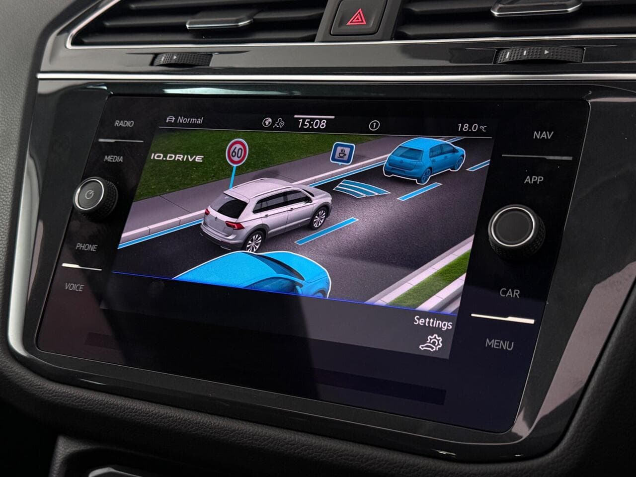 Volkswagen Tiguan thumbnail Infotainment System