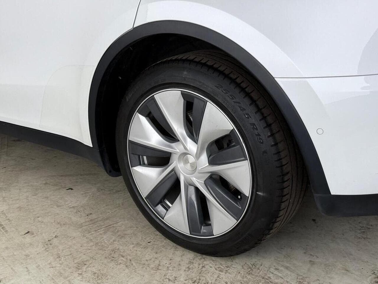 Tesla Model Y thumbnail Wheel