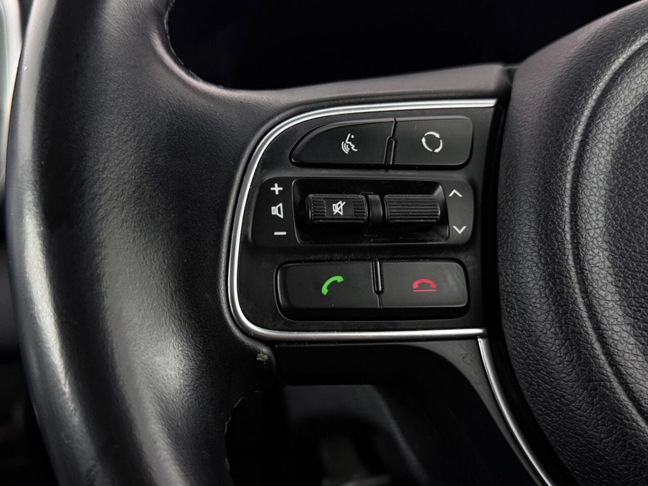Kia Sportage thumbnail Misc Controls
