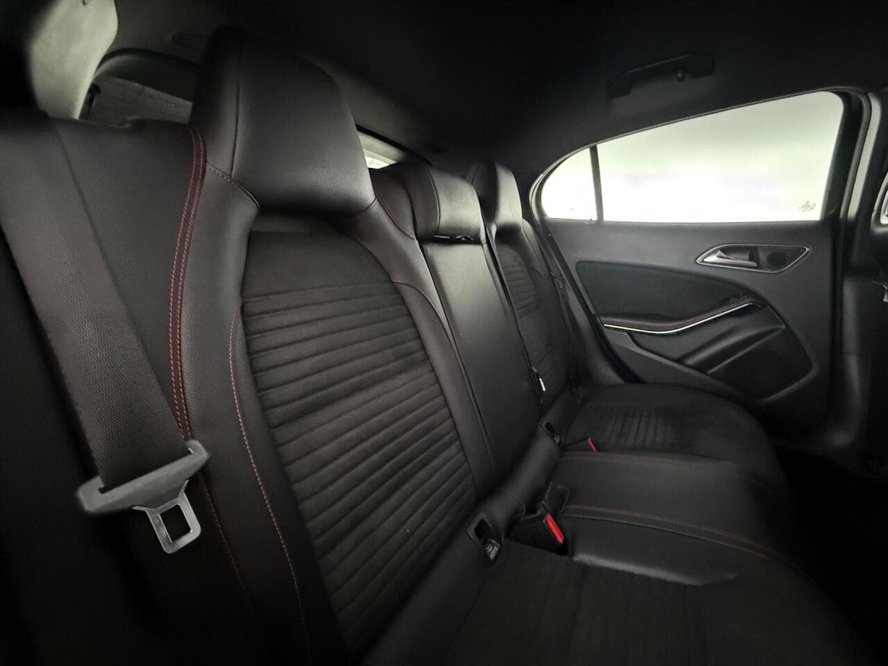 Mercedes-Benz GLA thumbnail Seats Rear