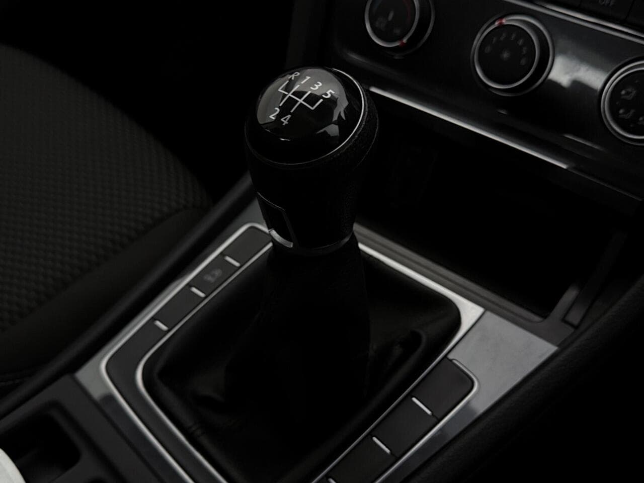 Volkswagen Golf thumbnail Interior Front