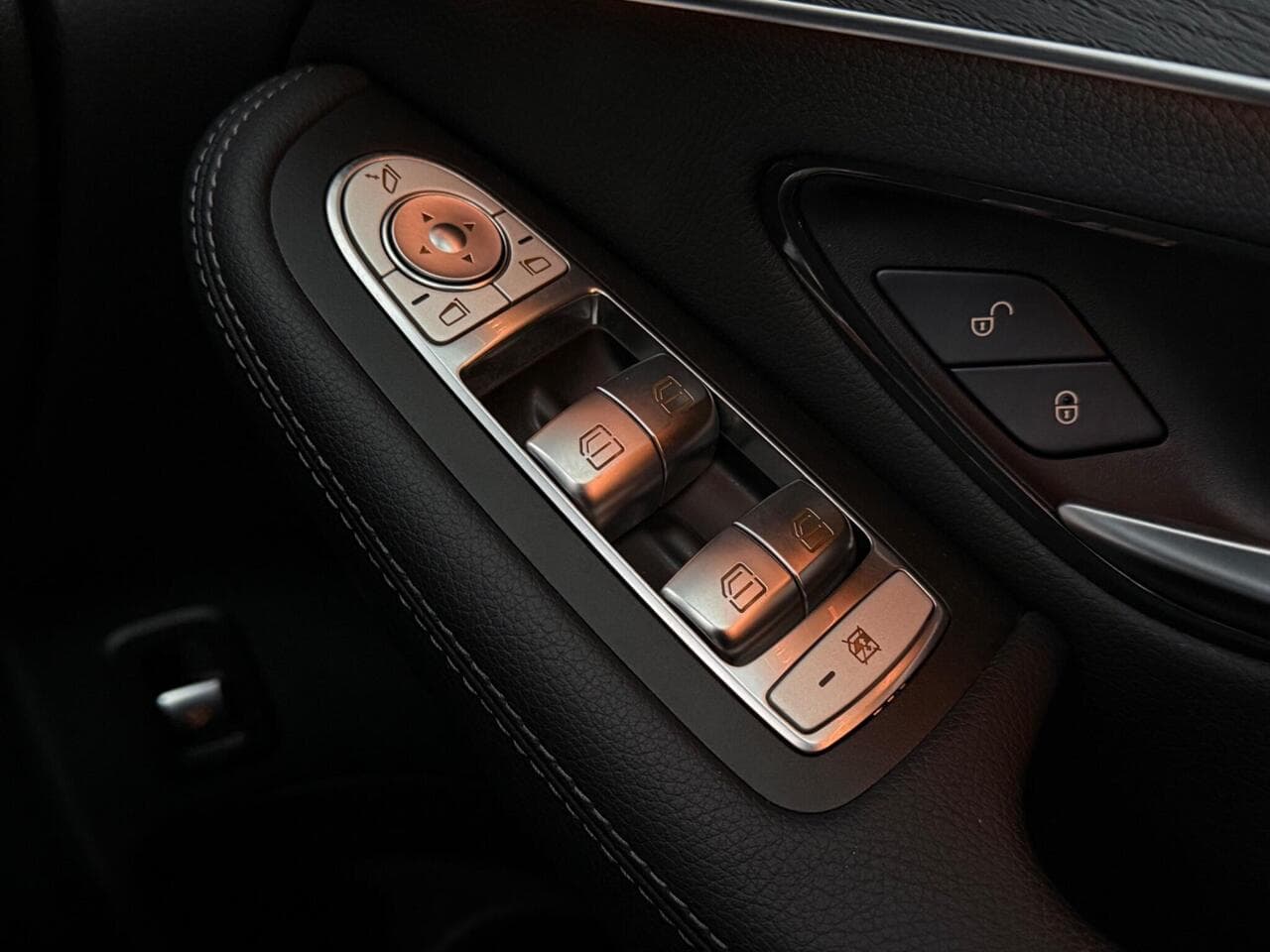 Mercedes-Benz GLC thumbnail Door Interior