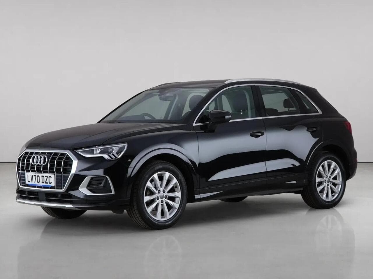 Audi Q3 thumbnail Front Left