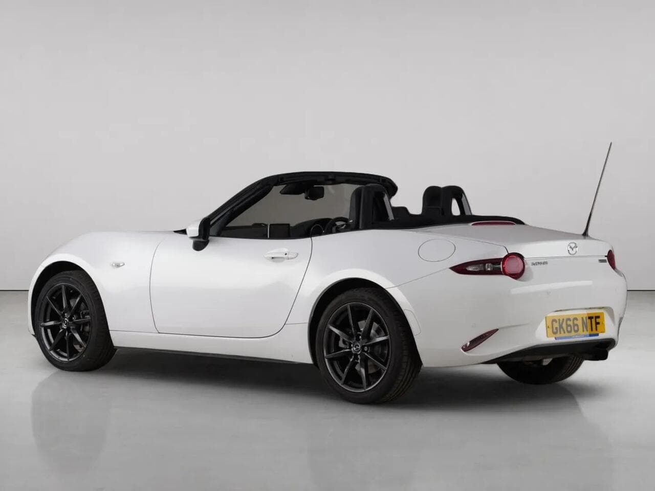Mazda MX-5 thumbnail Rear Left
