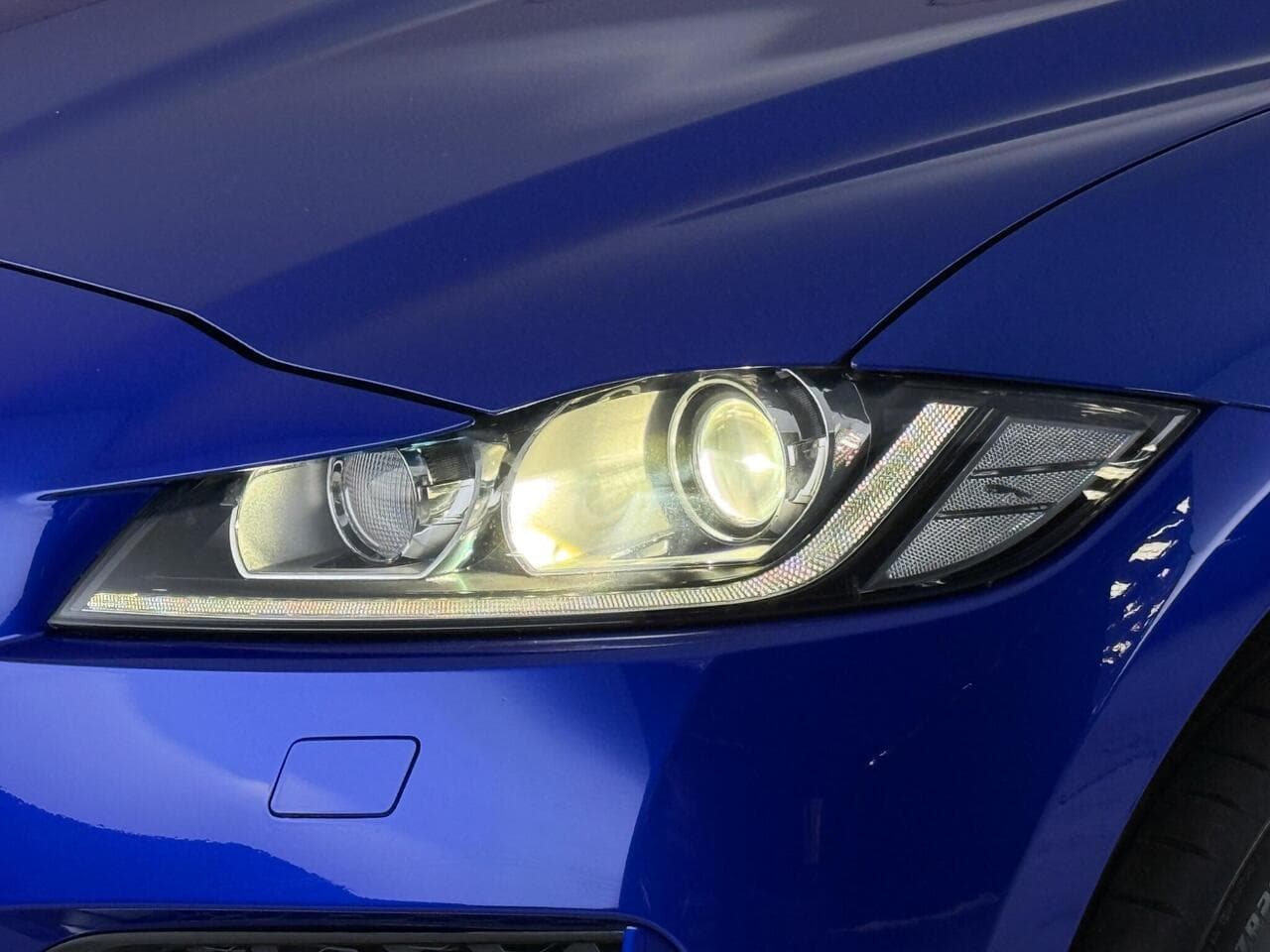 Jaguar F-PACE thumbnail Lights Front