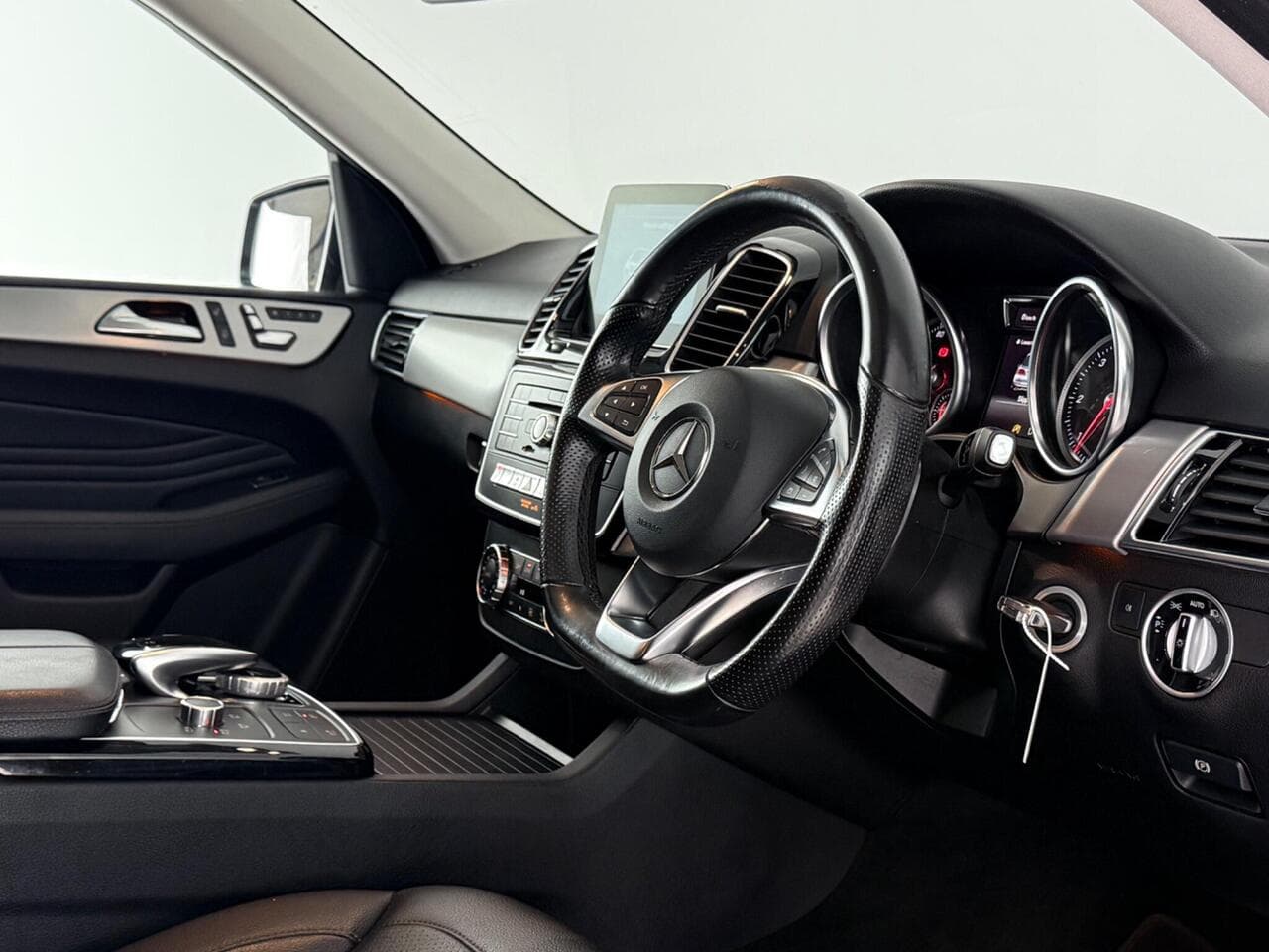 Mercedes-Benz GLE thumbnail Interior Front