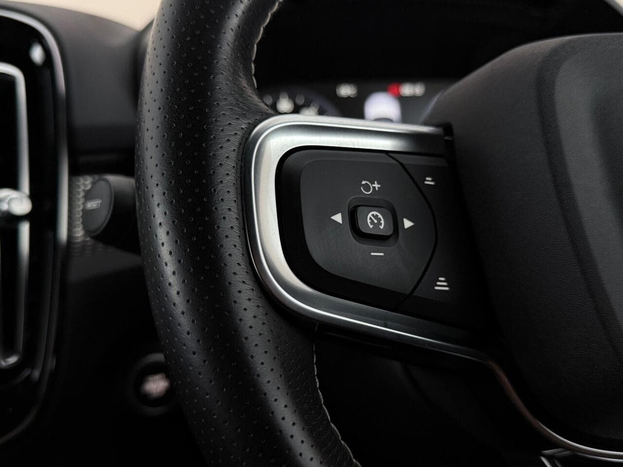 Volvo XC40 thumbnail Misc Controls