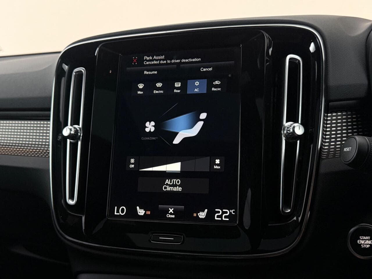 Volvo XC40 thumbnail Infotainment System