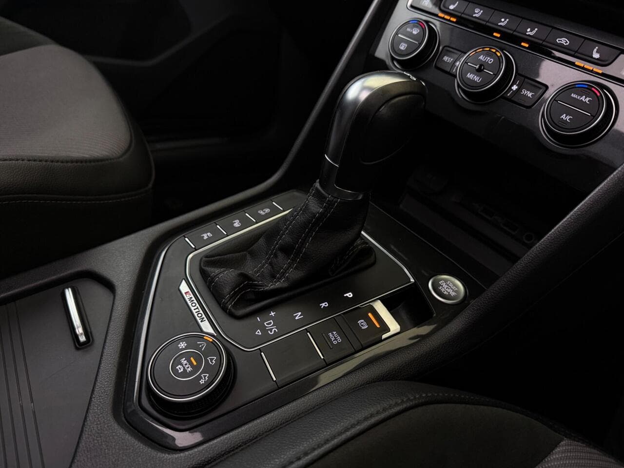 Volkswagen Tiguan thumbnail Interior Front