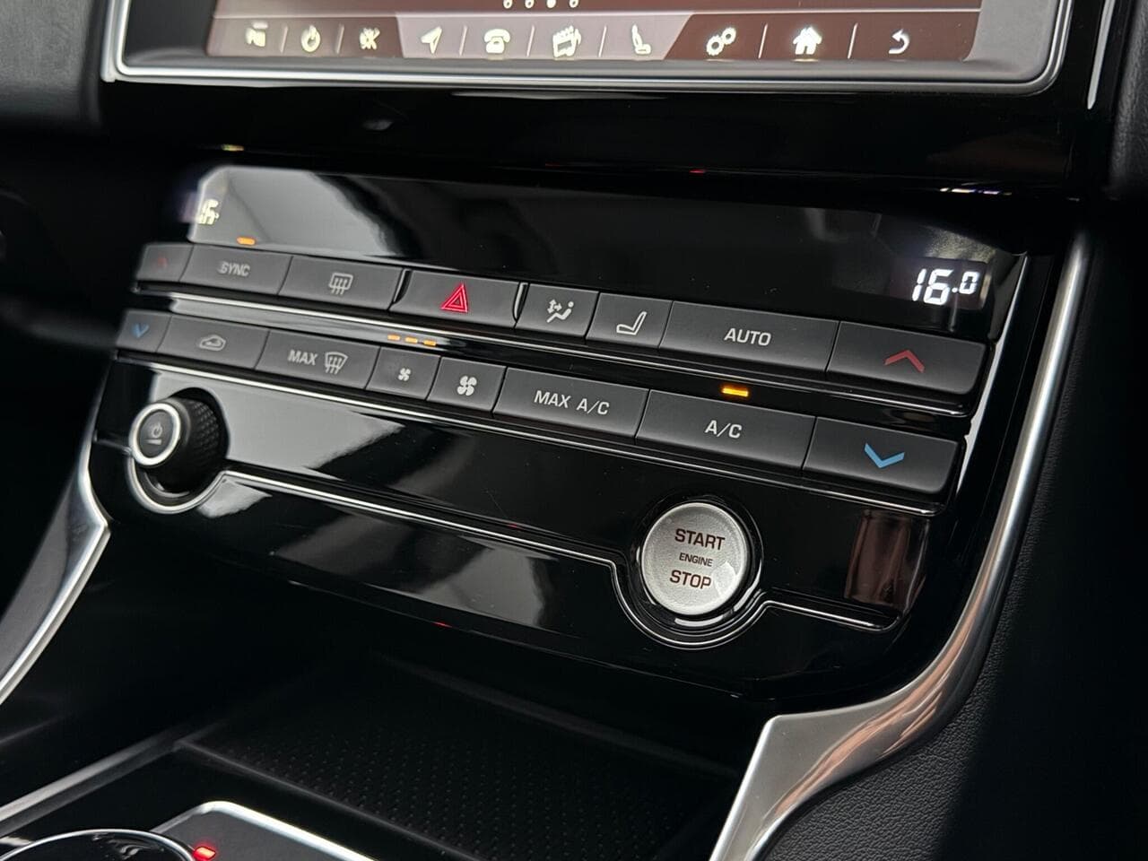 Jaguar XE thumbnail Interior Front