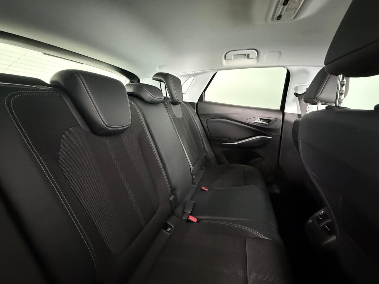 Vauxhall Grandland thumbnail Seats Rear