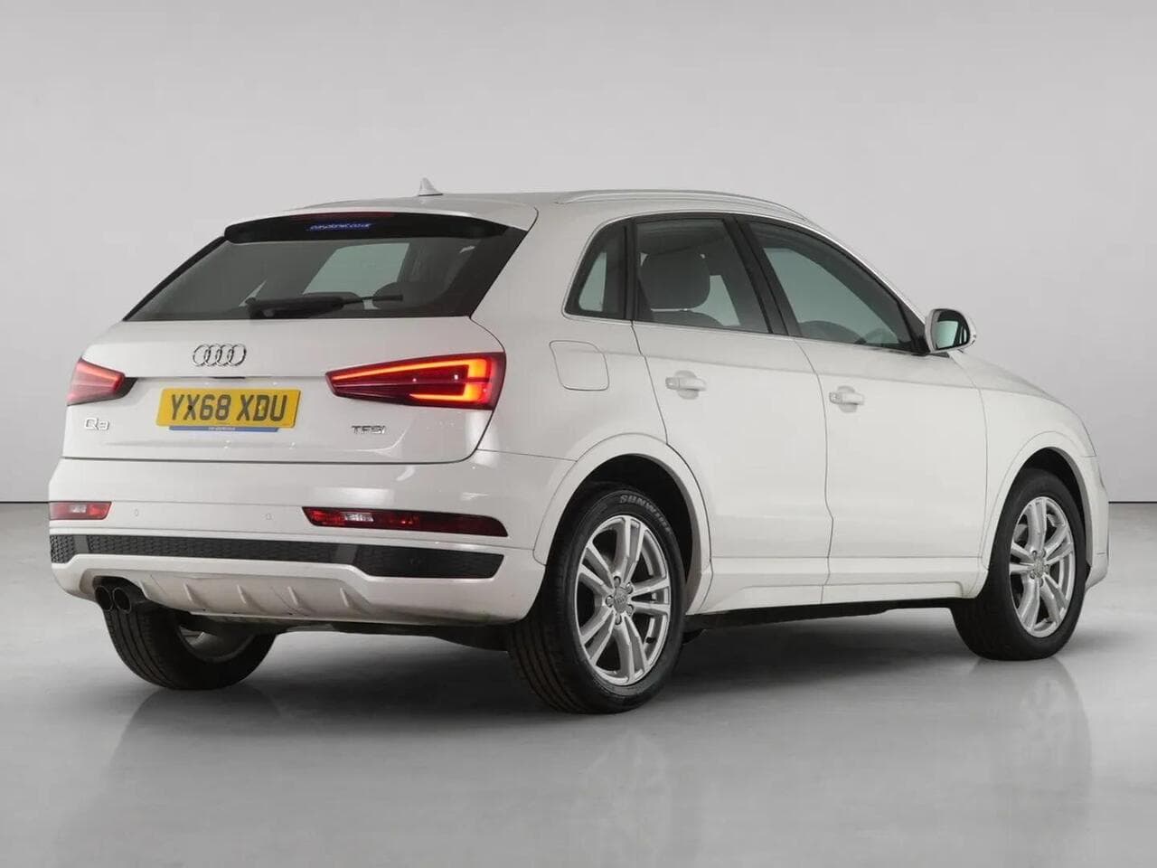 Audi Q3 thumbnail Rear Right