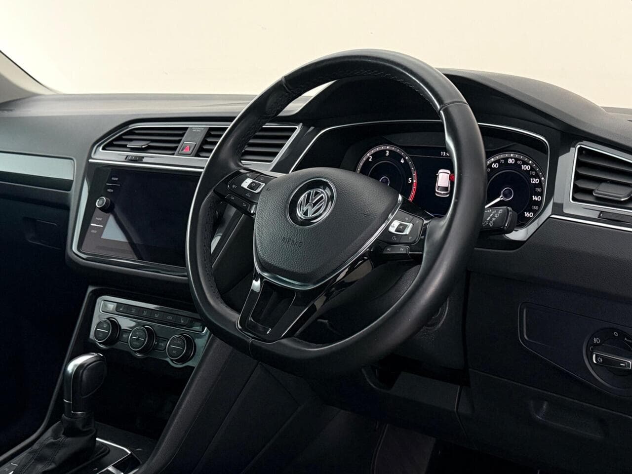 Volkswagen Tiguan thumbnail Steering Wheel