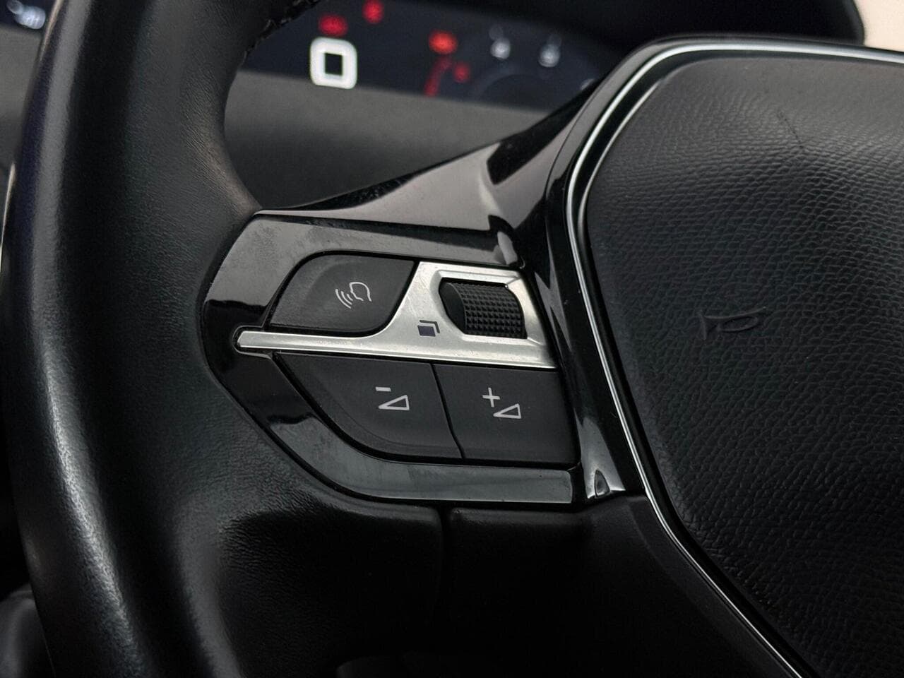 Peugeot 5008 thumbnail Misc Controls
