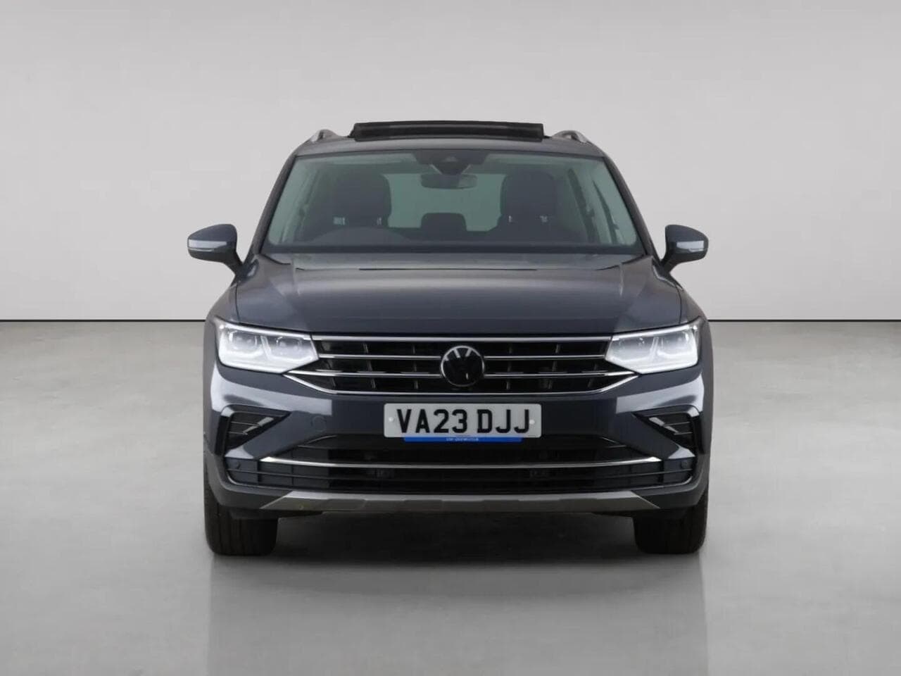Volkswagen Tiguan thumbnail Front