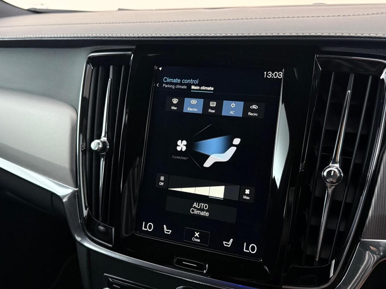 Volvo S90 thumbnail Infotainment System