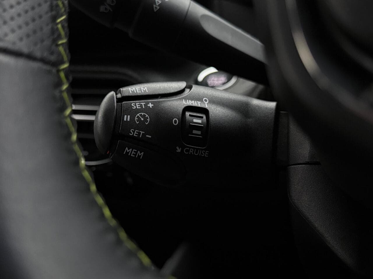 Peugeot 2008 thumbnail Misc Controls