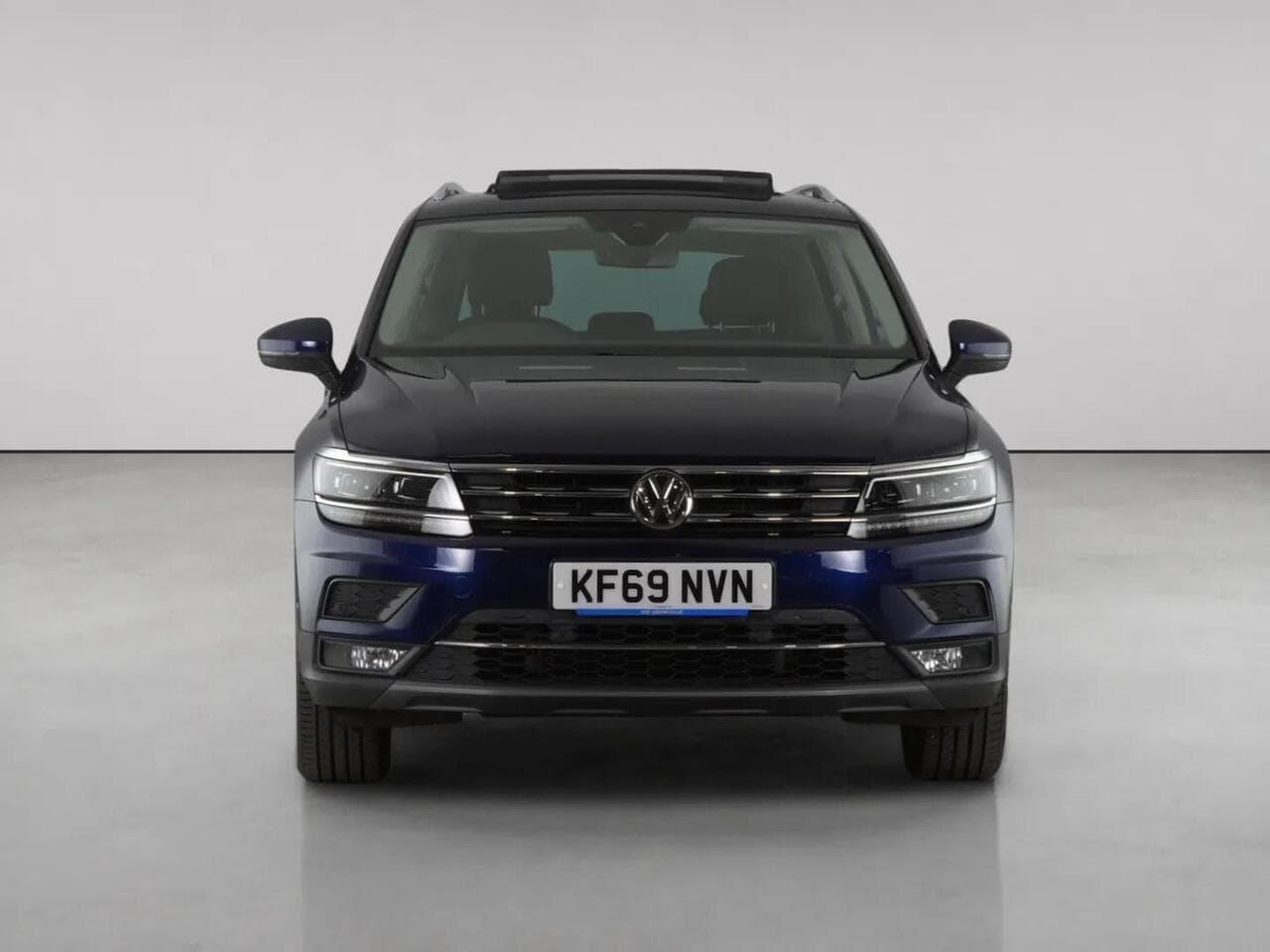 Volkswagen Tiguan thumbnail Front