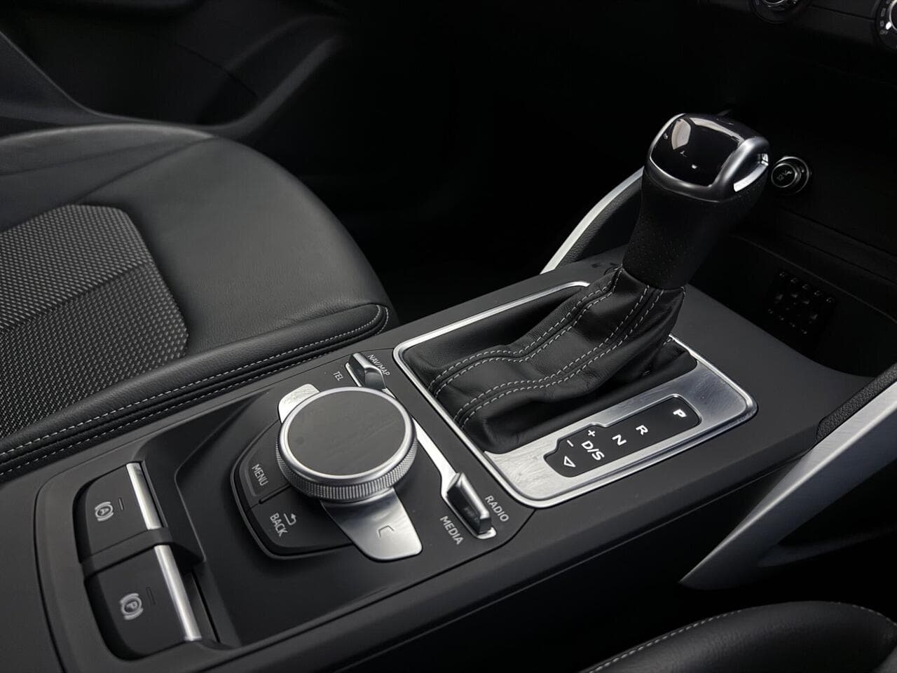 Audi Q2 thumbnail Interior Front