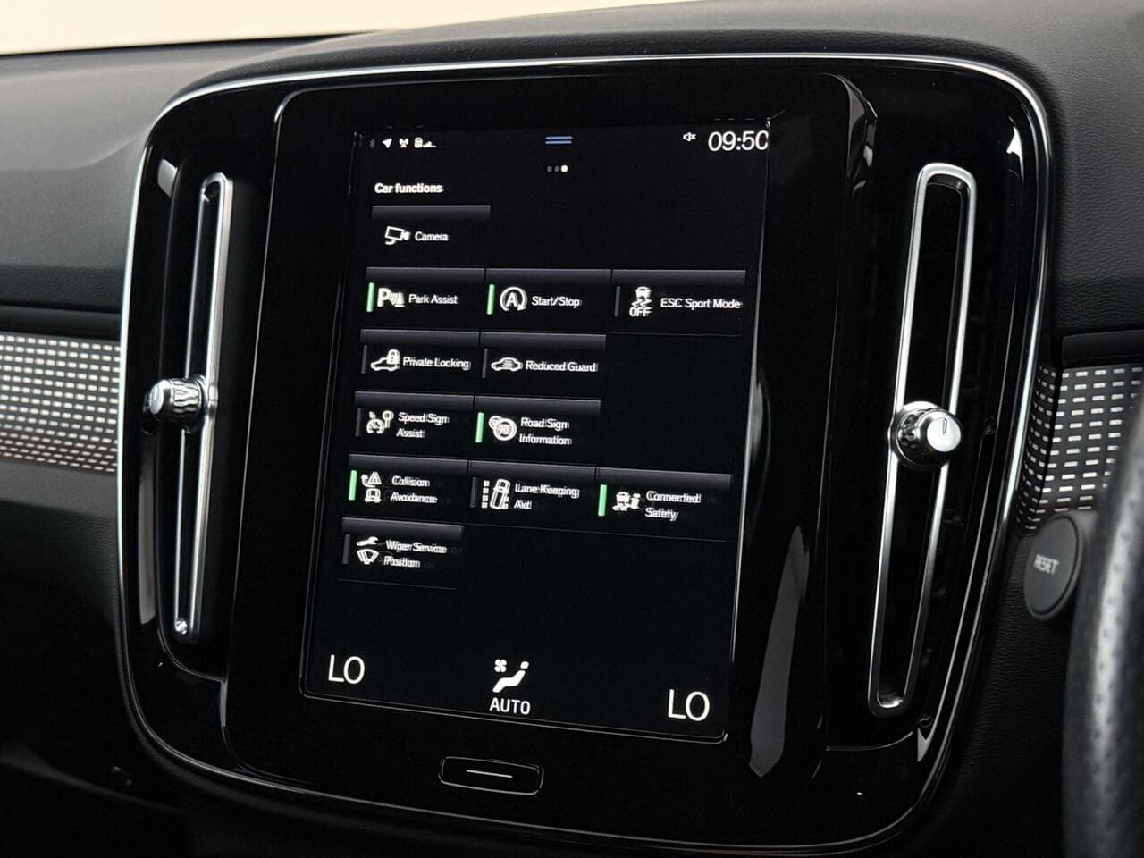 Volvo XC40 thumbnail Infotainment System
