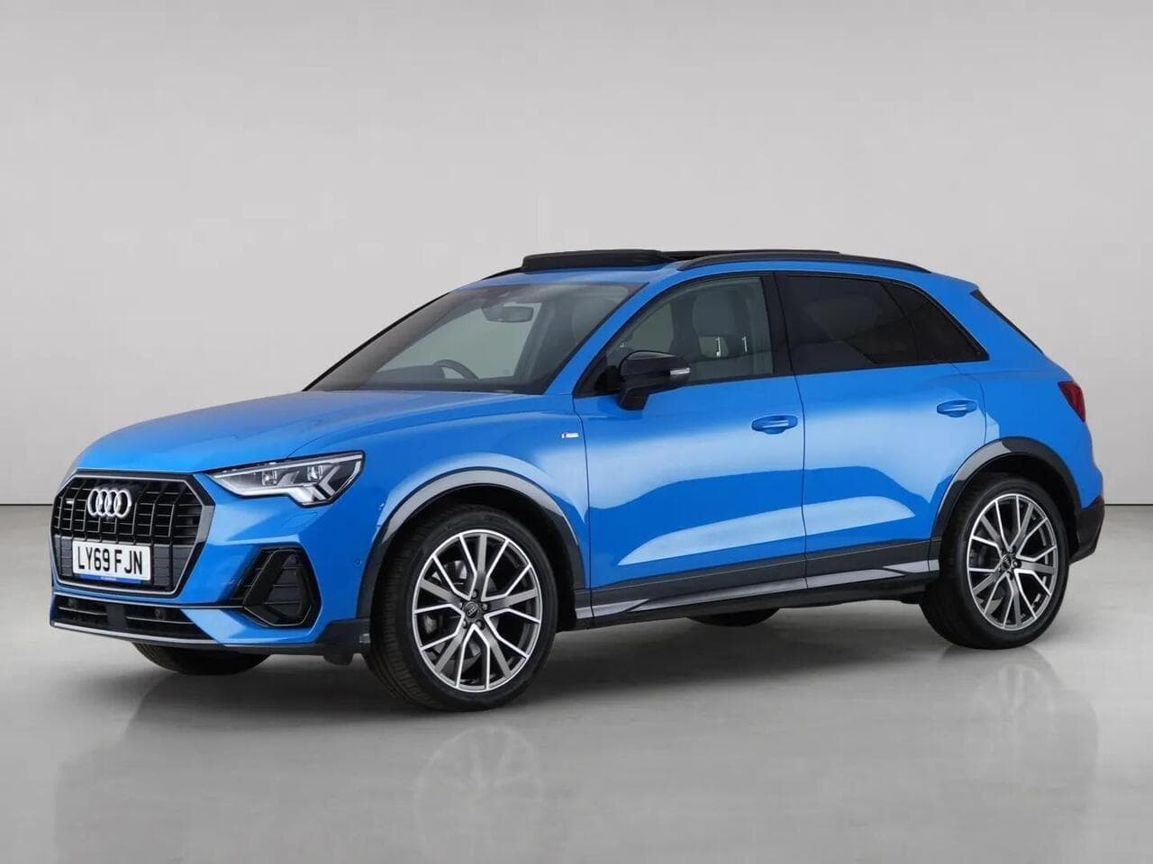 Audi Q3 thumbnail Front Left