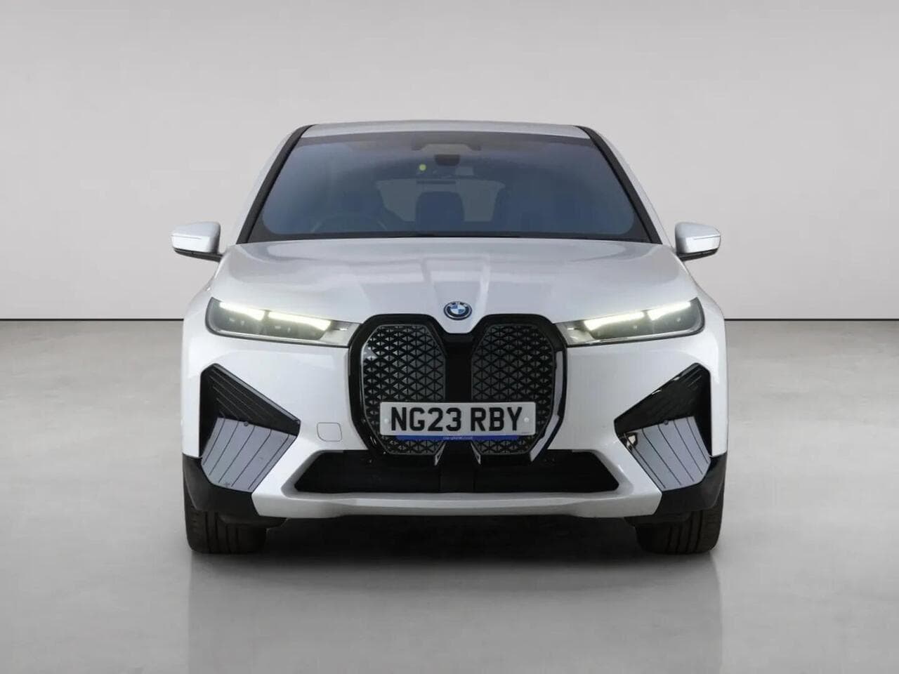 BMW iX thumbnail Front